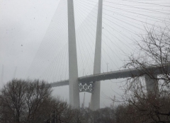 Движение под Золотым мостом ограничено, а по Русскому мосту ещё не возобновлено